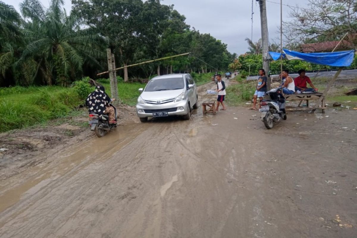 Warga Secanggang Langkat dambakan jalan beraspal