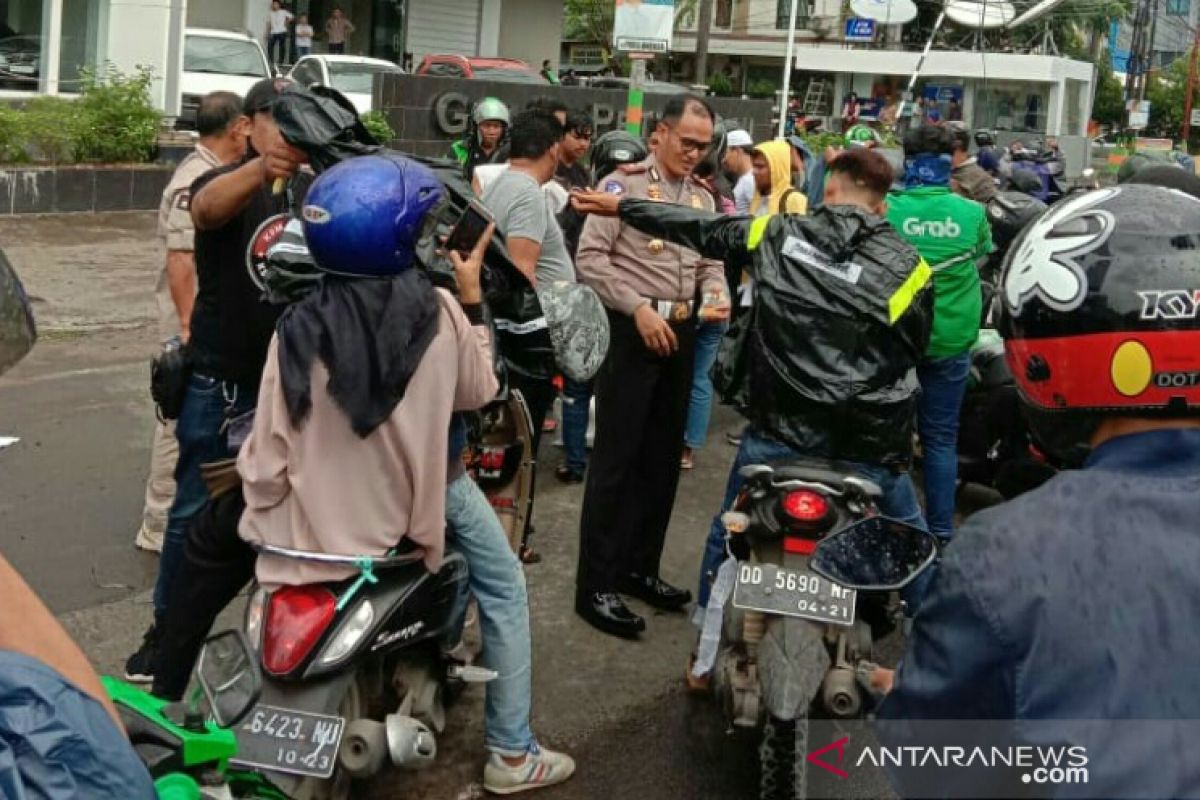 Ditlantas Polda Sulsel gandeng komunitas Kenapoko Lari bagi mantel pengendara