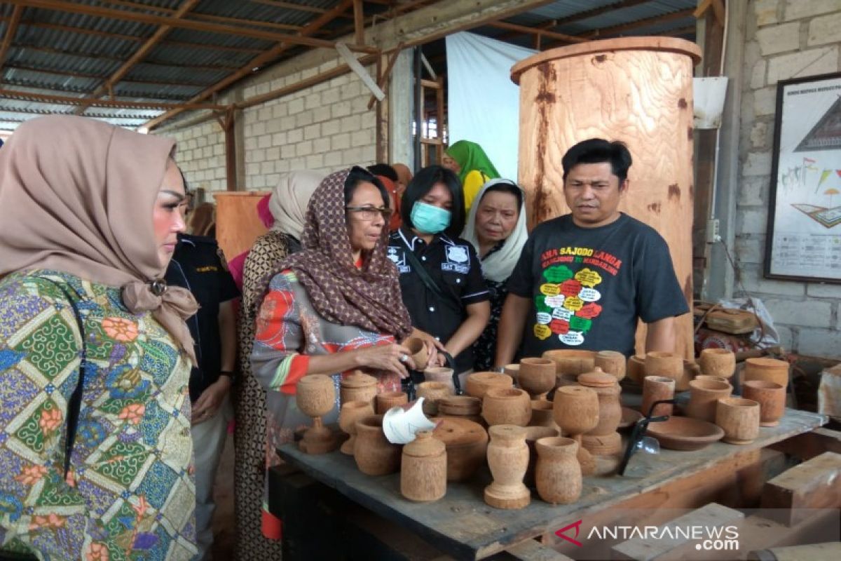 Istri Moeldoko kunjungi Kampoeng Kaos