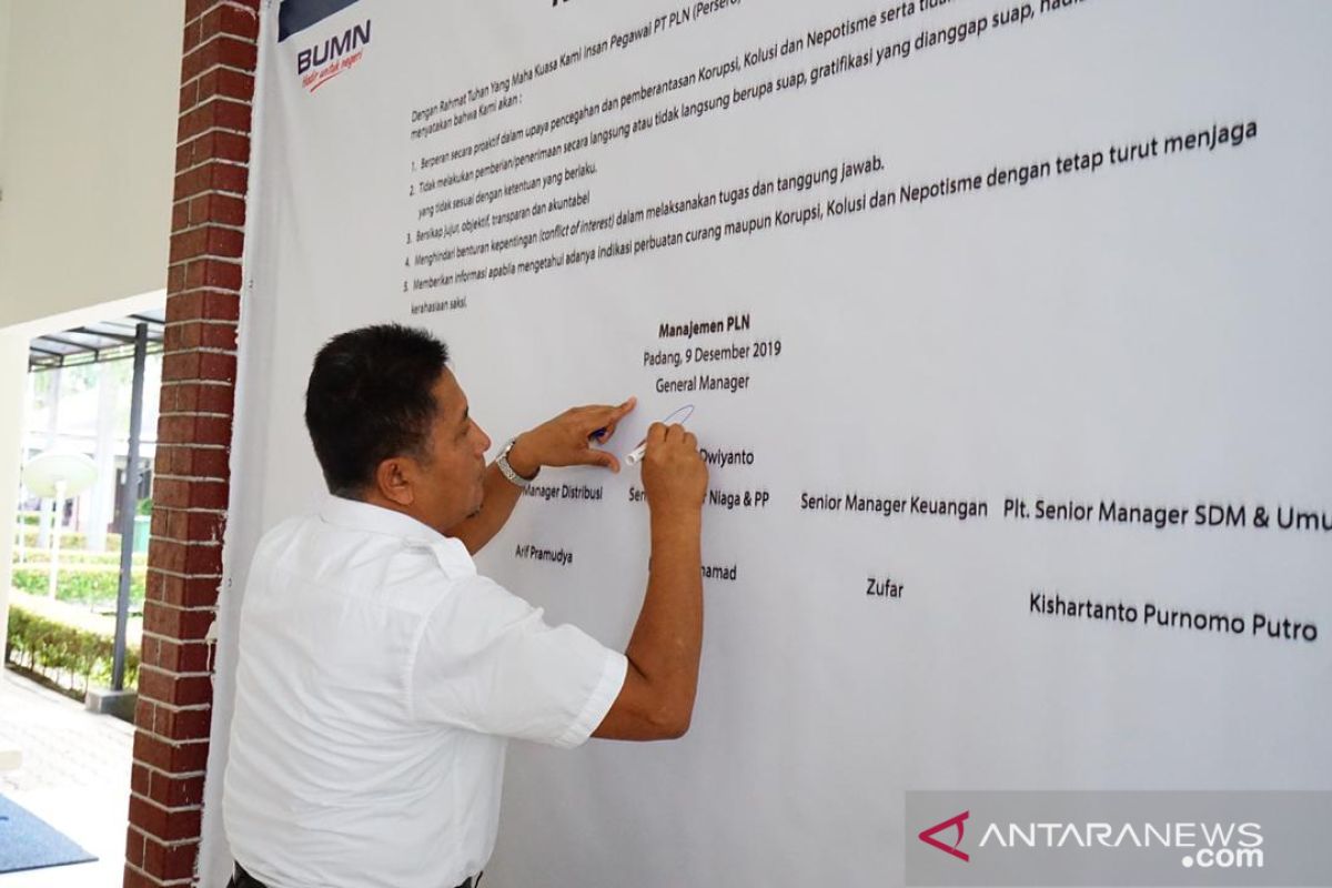 Manajemen dan karyawan PT. PLN UIW Sumbar teken komitmen integritas, momentum Hakordia