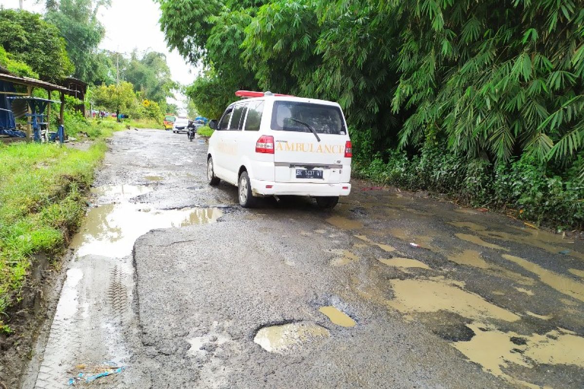 Jalan ke ibukota Simalungun perlu perbaikan