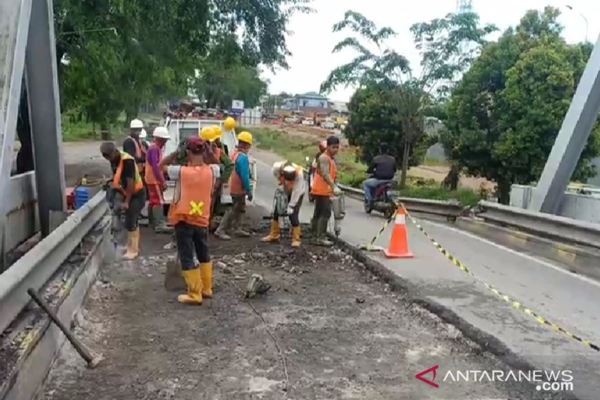 Jembatan Landak lama untuk sementara hanya bisa dilewati kendaraan roda dua