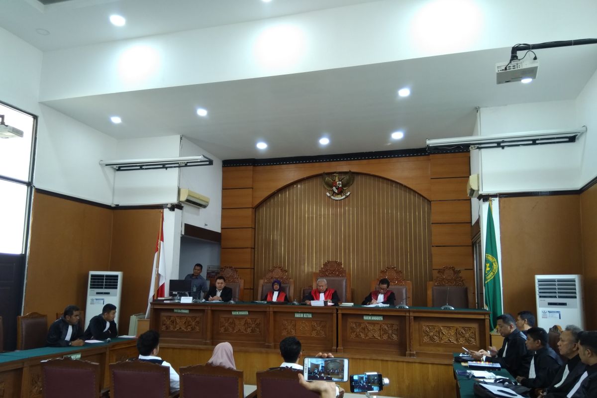 Sidang 'bau ikan asin' ditunda tahun depan