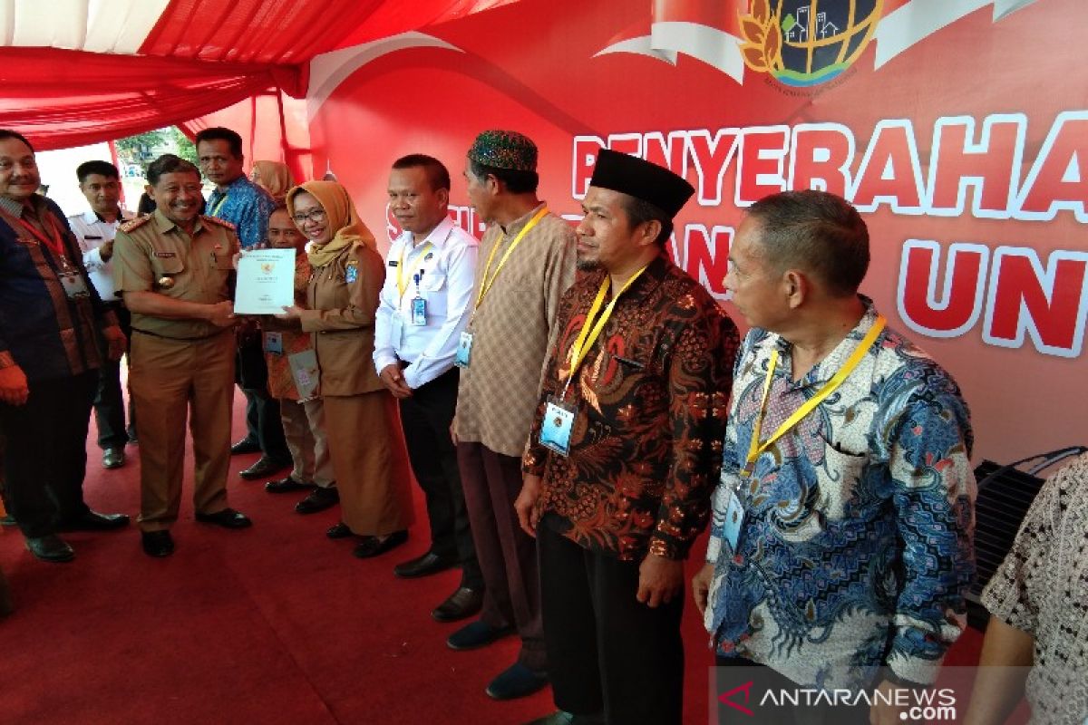 BPN Sultra menyerahkan 1.000 sertifikat tanah kepada masyarakat