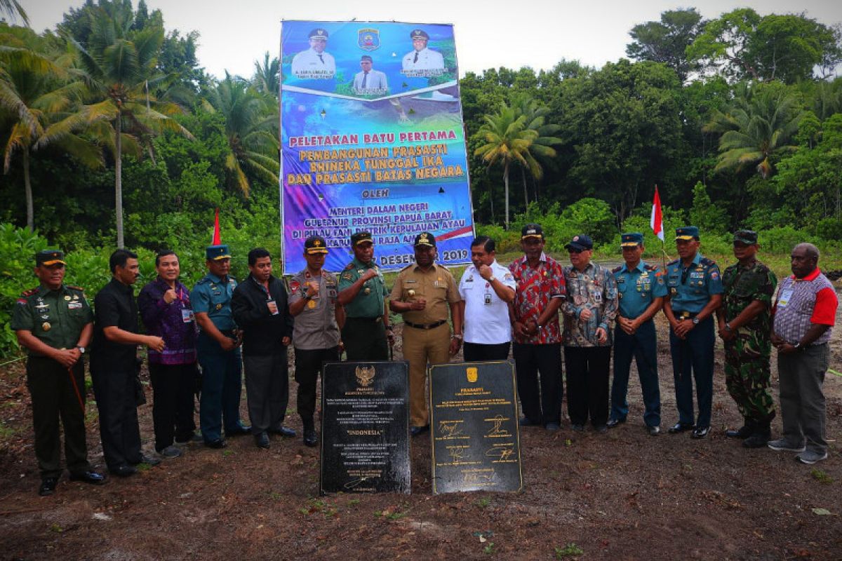 Dua prasasti dipasang di Raja Ampat perbatasan Indonesia-Palau