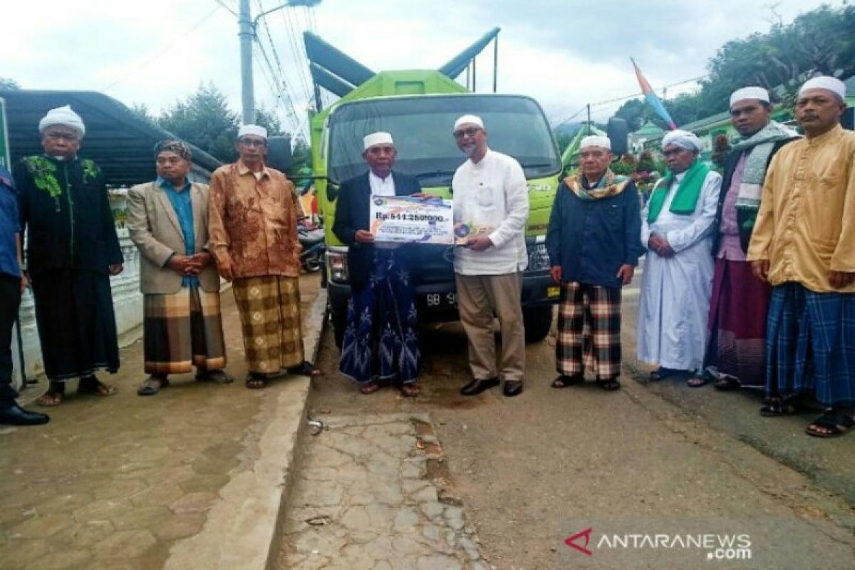Bank Sumut serahkan truk sampah pada Pesantren Musthofawiyah