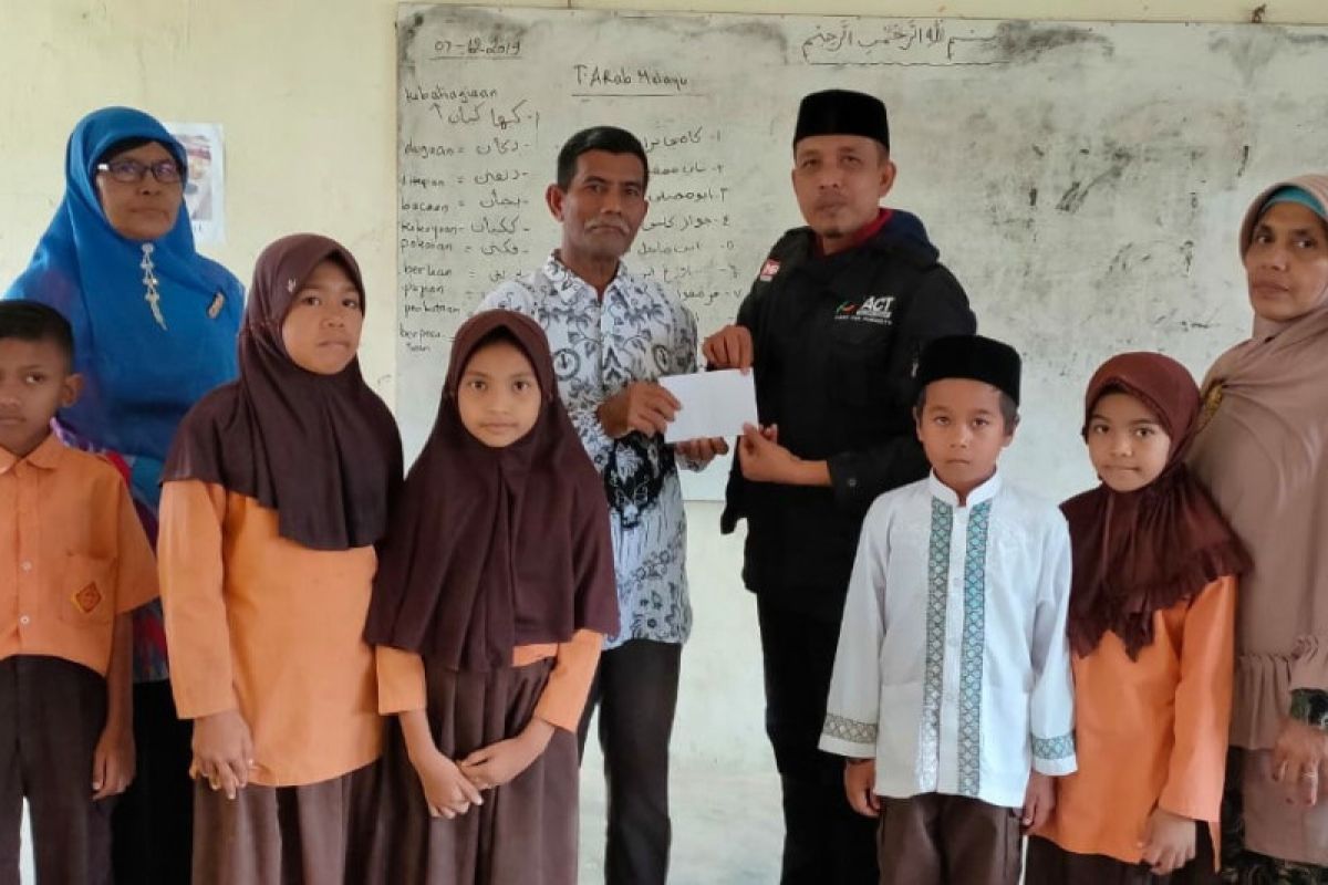 MRI-ACT santuni guru honorer 20 tahun mengabdi di Aceh Utara