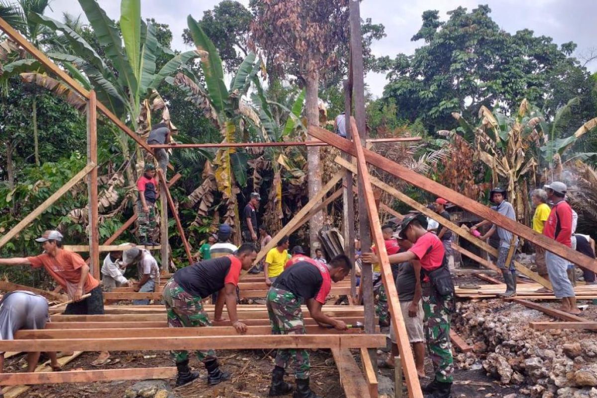 Prajurit TNI bantu bangun kembali rumah warga yang terbakar di Keerom