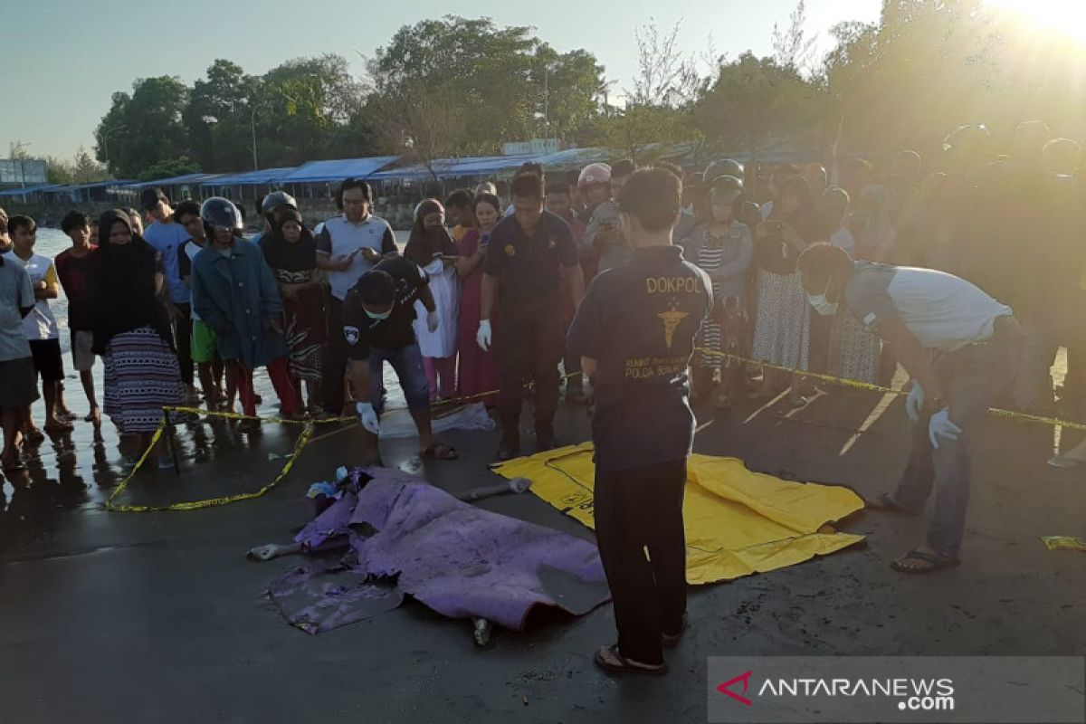 Polisi segera makamkan jasad pria misterius yang ditemukan di Pantai Jakat