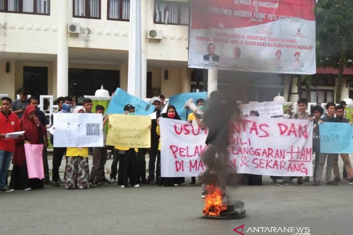 Aksi bakar ban bekas warnai peringatan hari HAM di Meulaboh