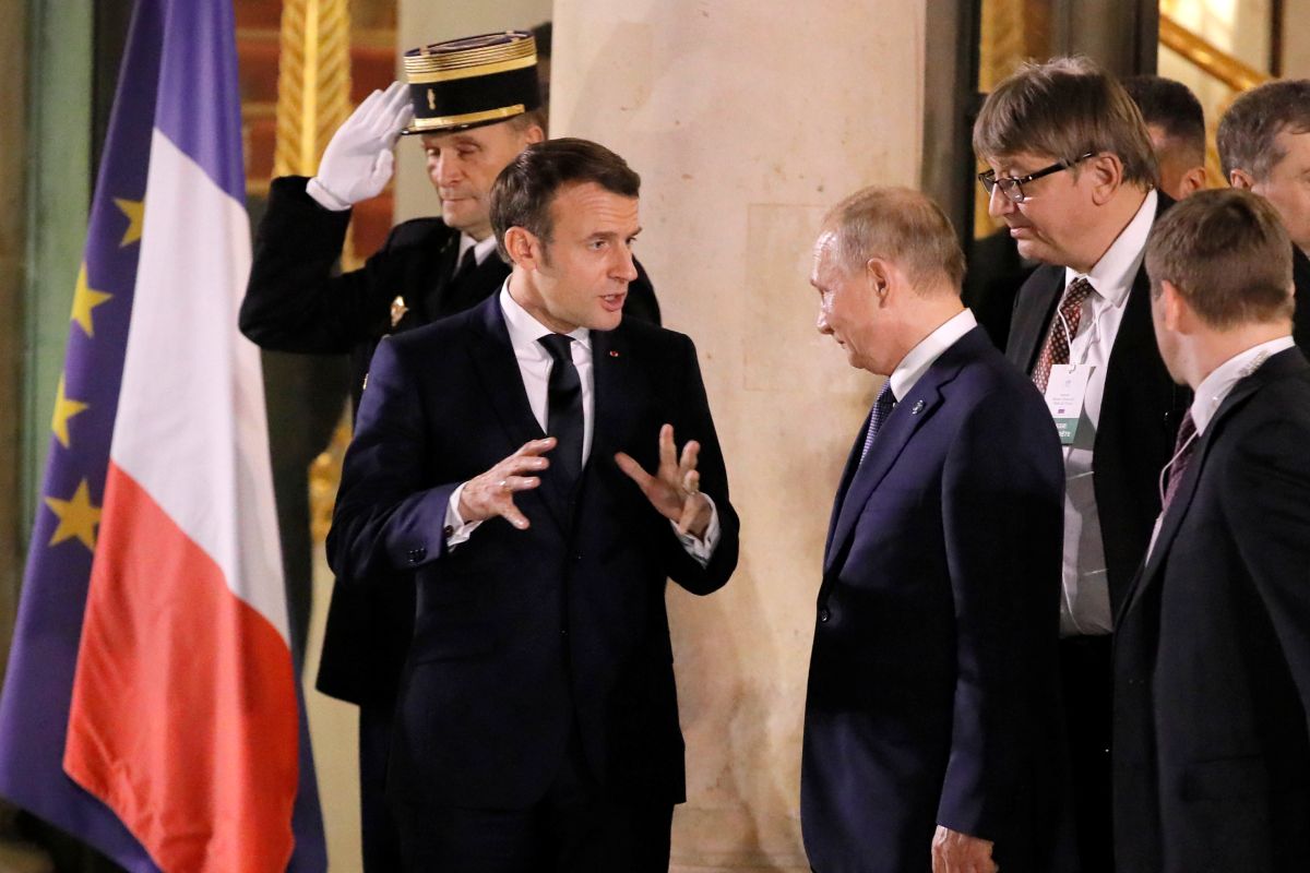 Dalam misi diplomatik berisiko tinggi, Macron terbang ke Moskow