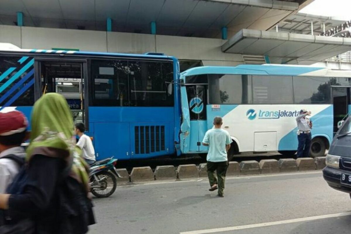 Dua bus Transjakarta bertabrakan di depan Kantor Wali Kota Jaktim