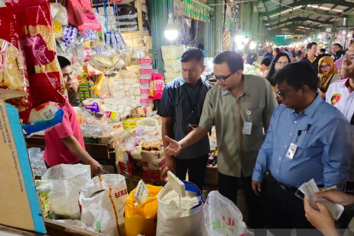 Cegah COVID-19, Pasar Flamboyan Pontianak disemprot disinfektan