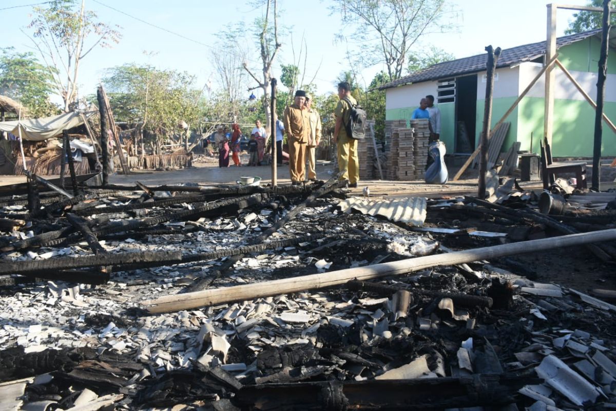 Bupati Najmul mengunjungi korban kebakaran rumah
