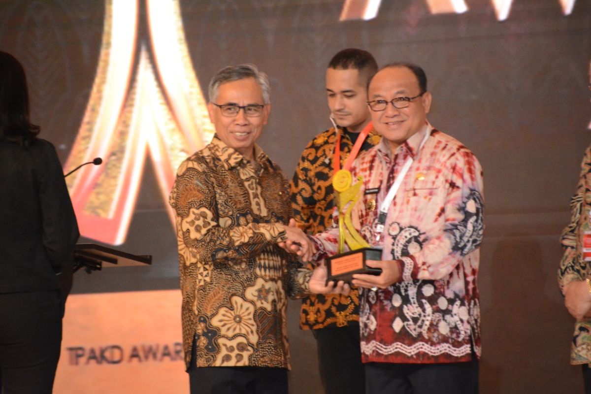 Pemkab Tabalong terima penghargaan TPKAD.