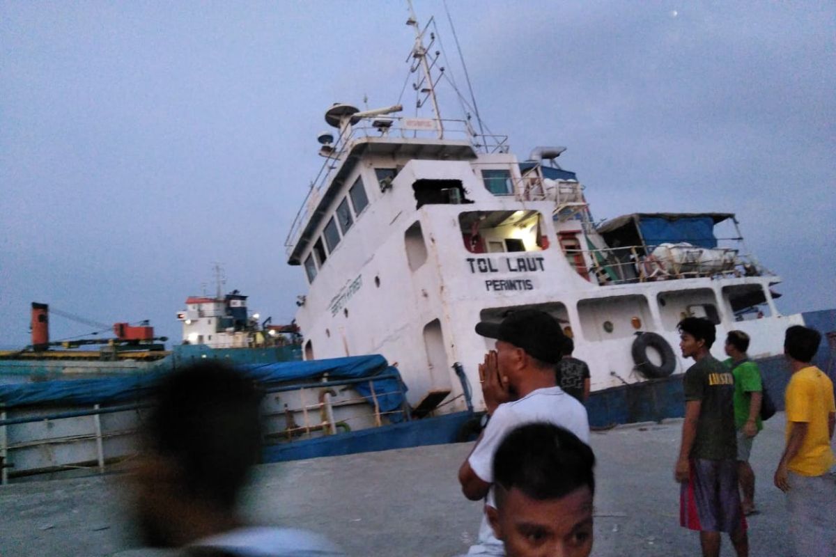 Di Lembata NTT, kapal tol laut bermuatan semen tenggelam