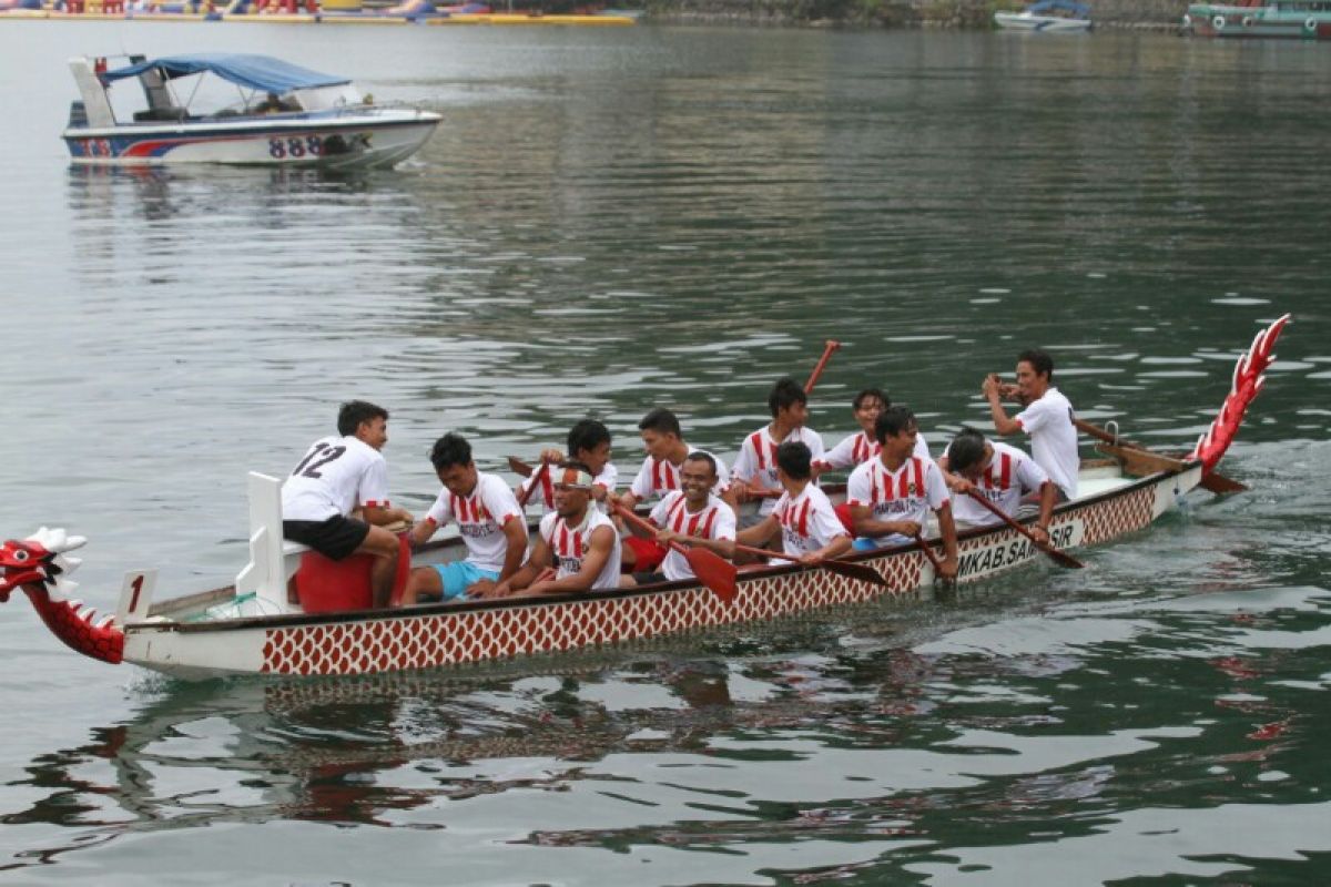 Lomba Solu Bolon  diikuti 9 tim perahu