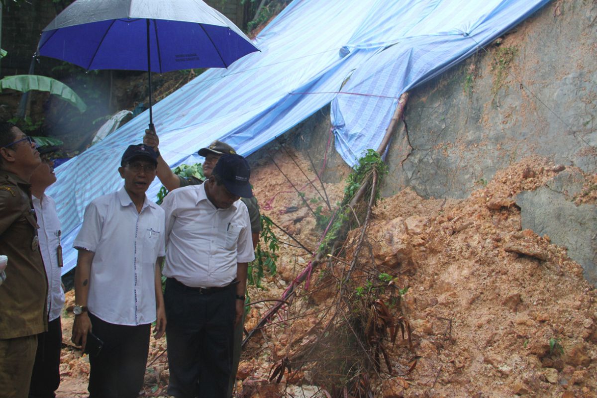 10 rumah di Batam diterjang longsor