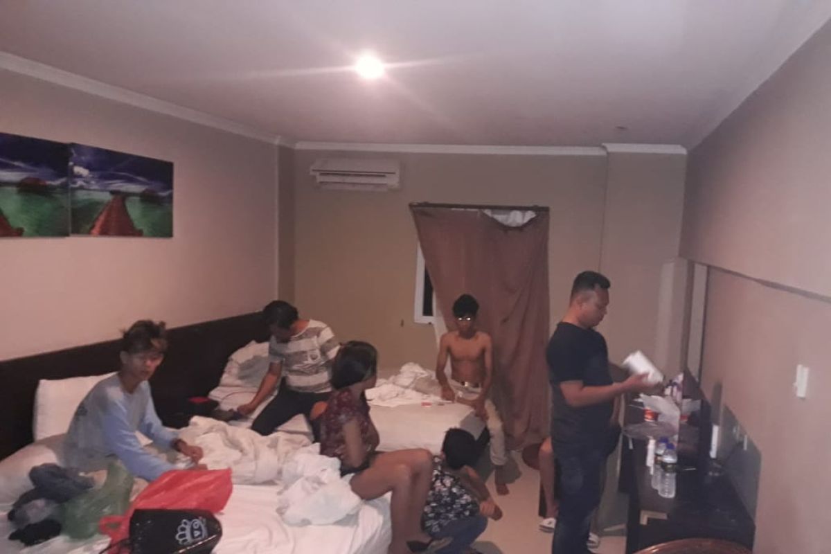 Mengejutkan, 12 ABG ditangkap saat pesta sabu di kamar hotel