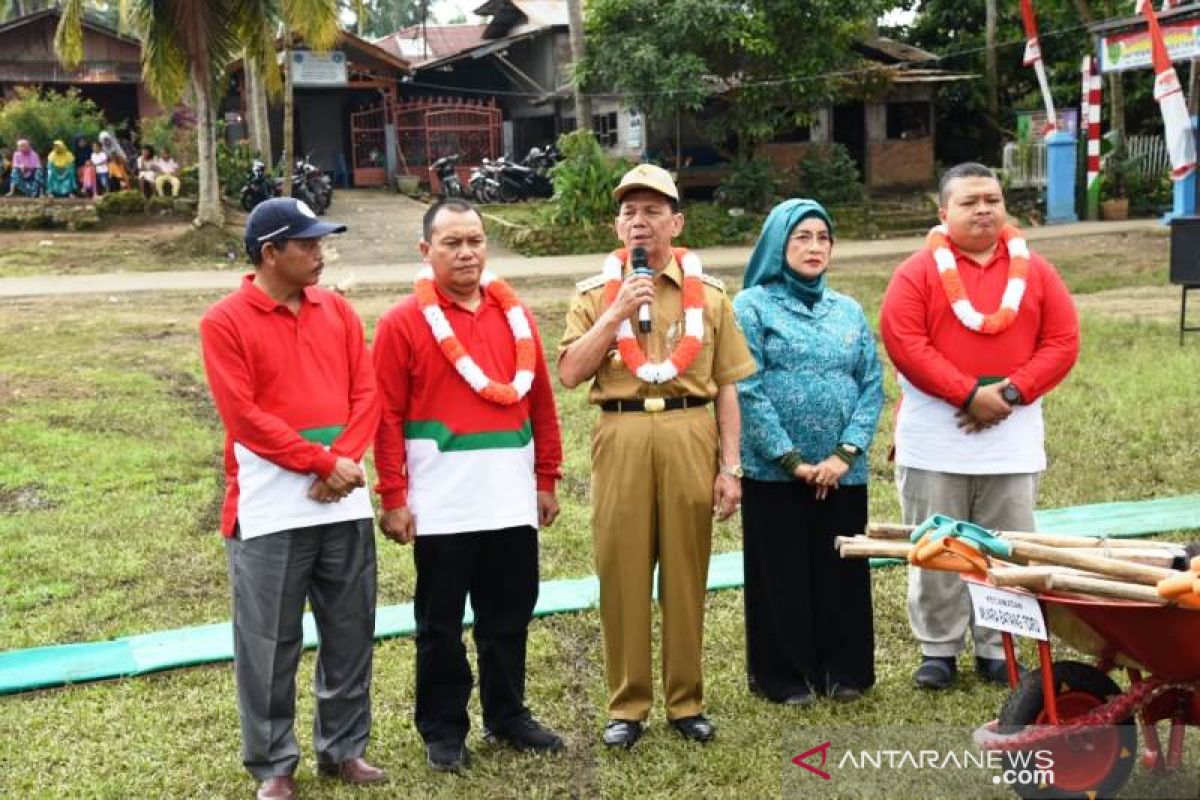 Bupati Tapsel ajak masyarakat lestarikan gotong royong