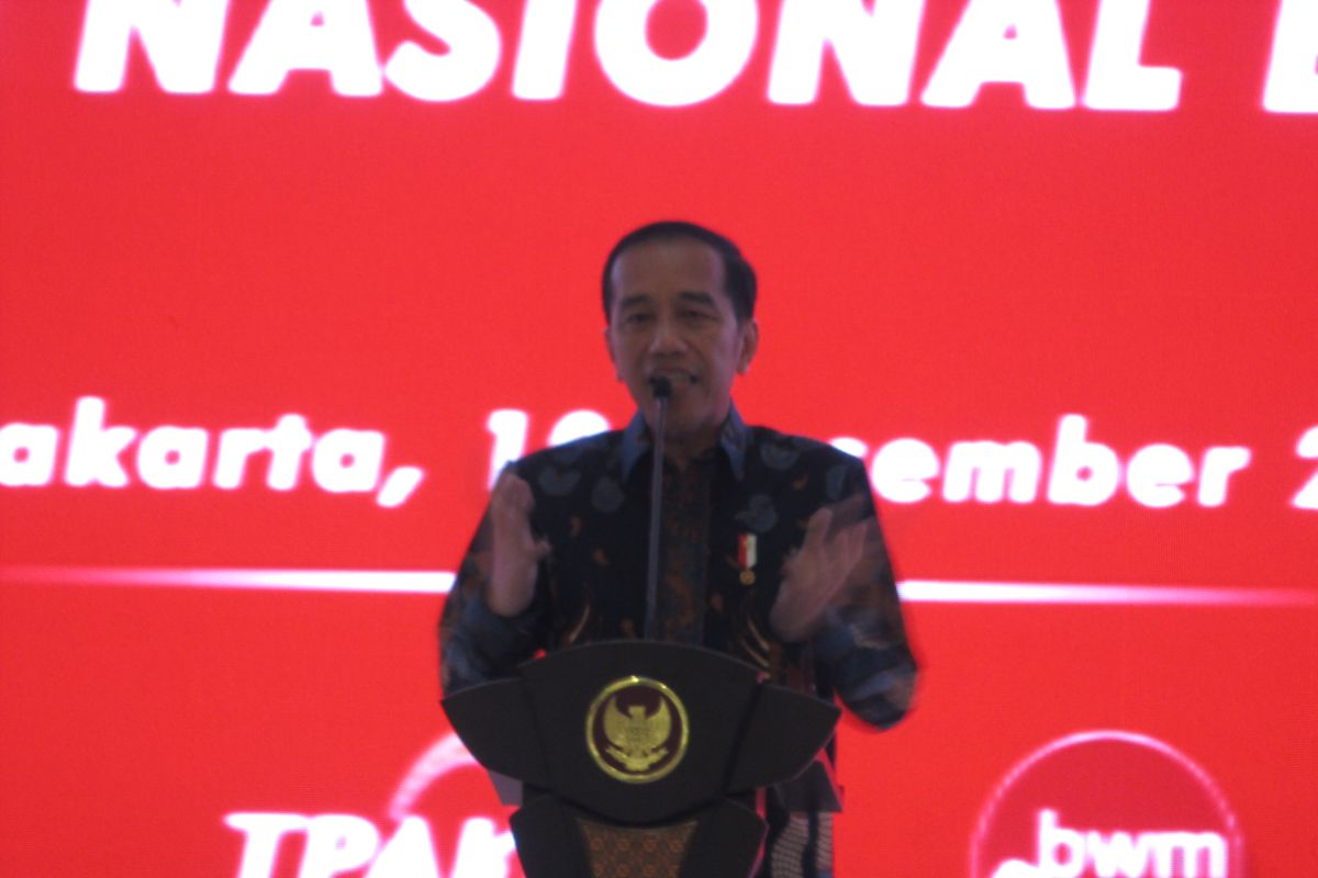 Jokowi stresses on raising financial literacy to boost micro economy