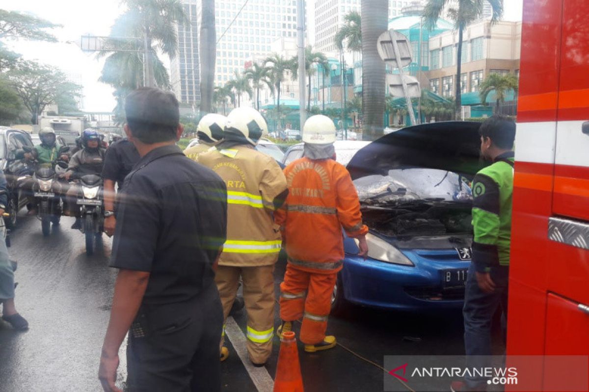 Satu mobil terbakar di Plaza Senayan