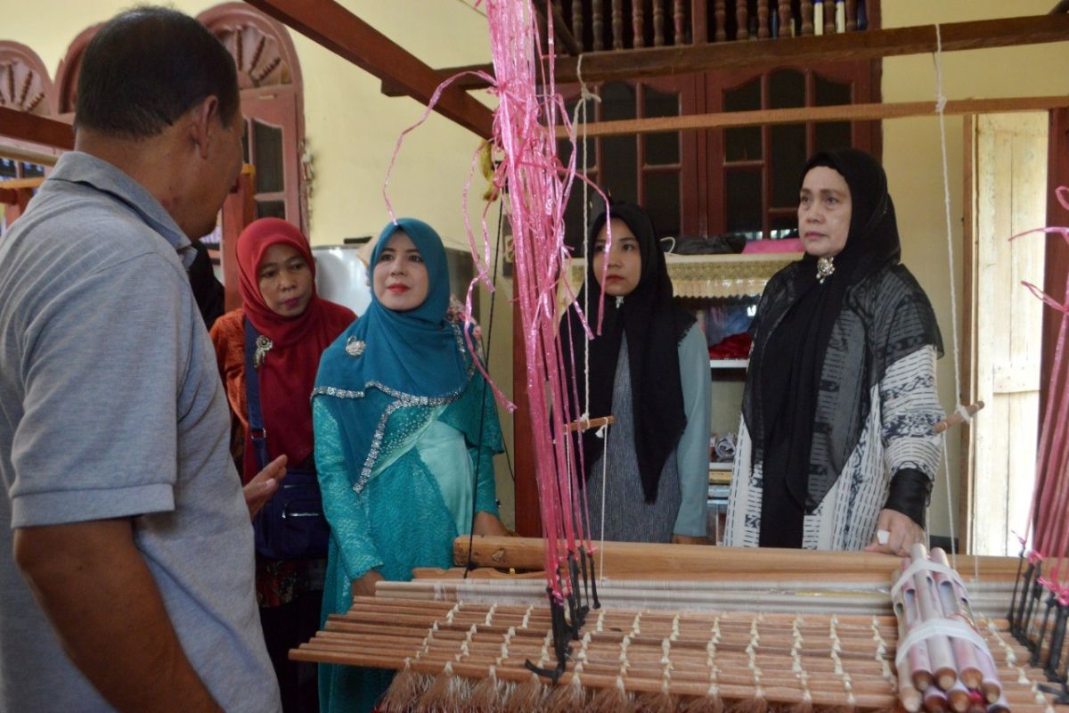 Dekranasda Aceh Tamiang Latih Pengrajin Songket