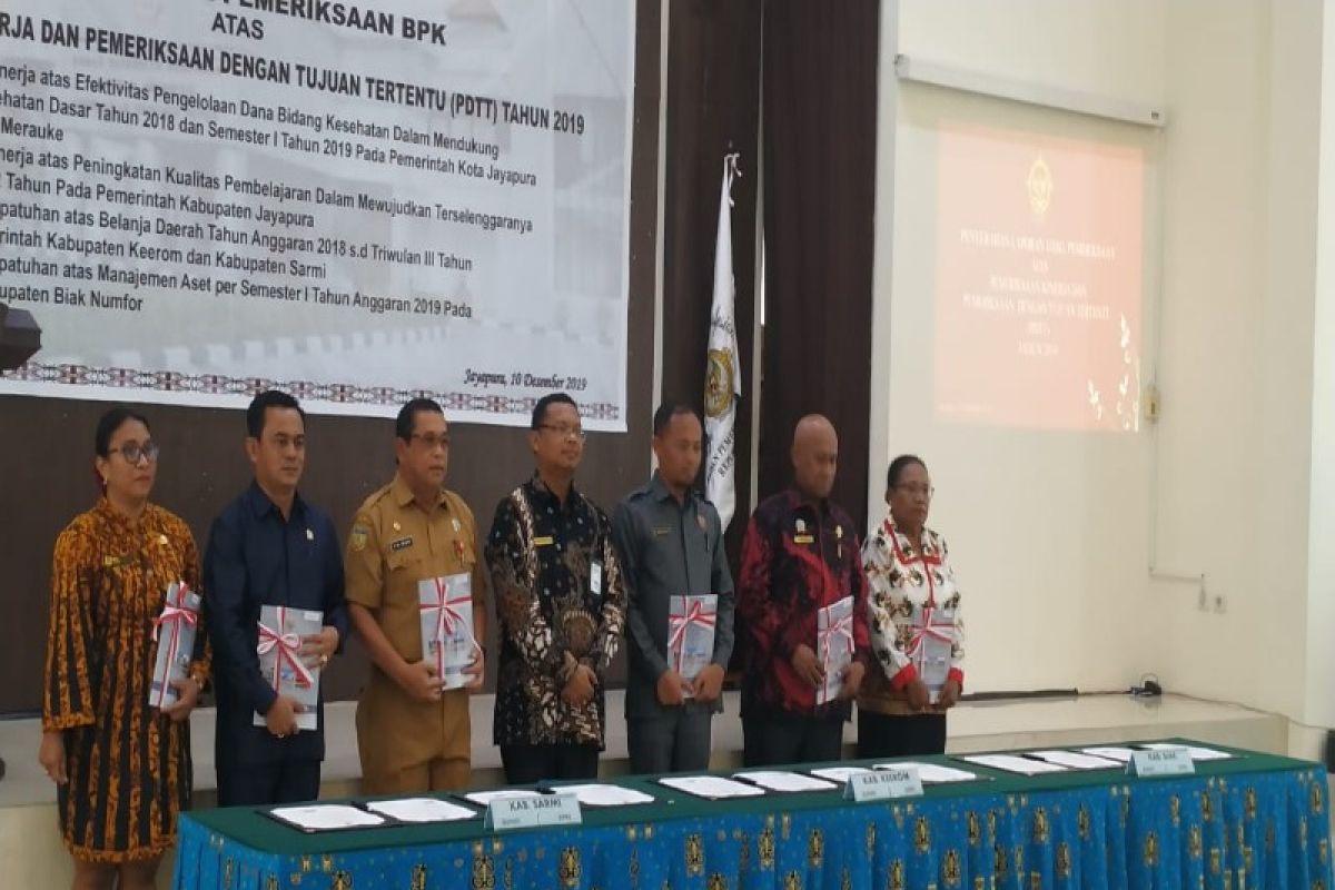 BPK Papua serahkan LHP Kinerja dan PDTT enam kabupaten/kota