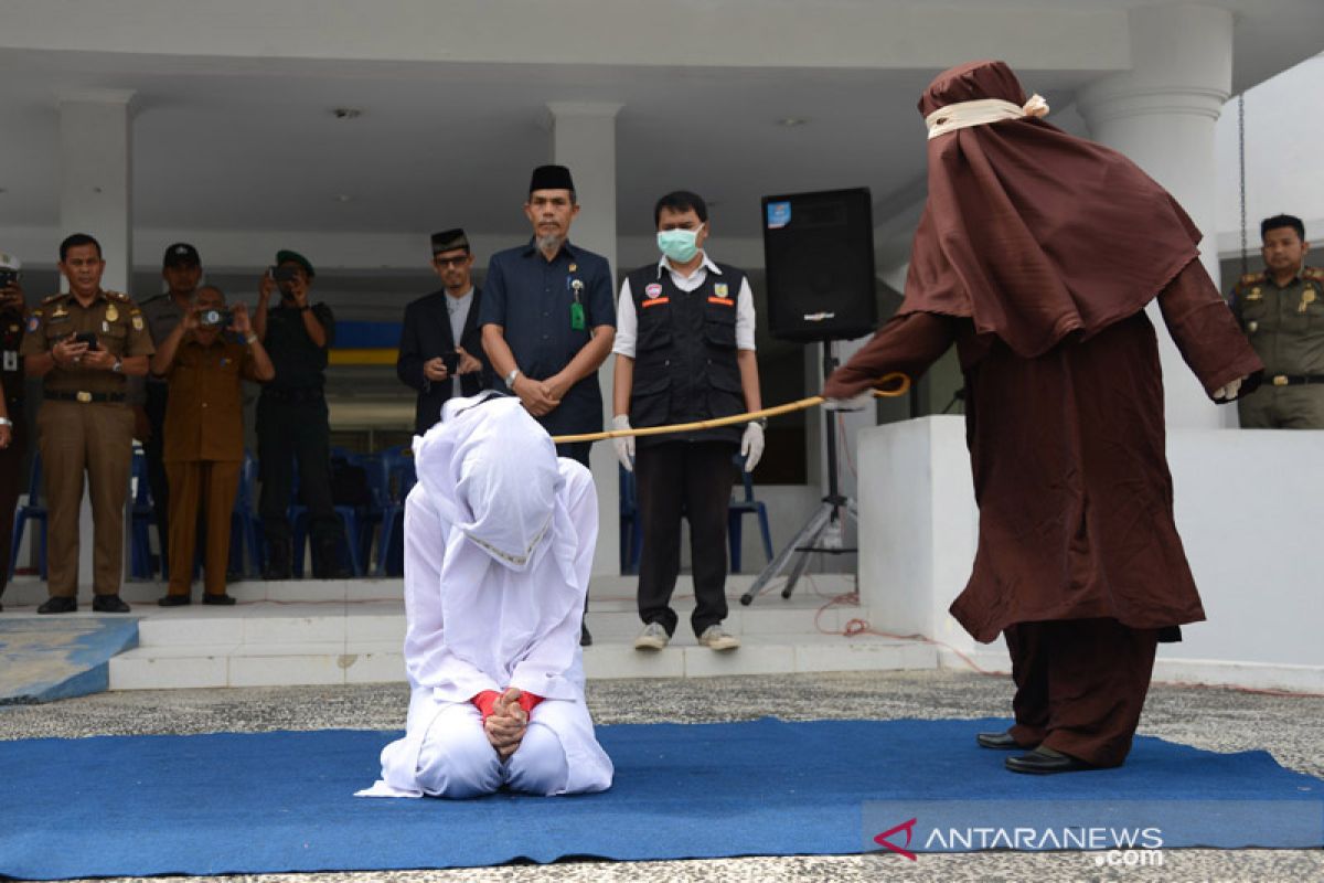 Terbukti bermesraan, ibu Kepsek dan wakilnya divonis hukum cambuk 30 kali