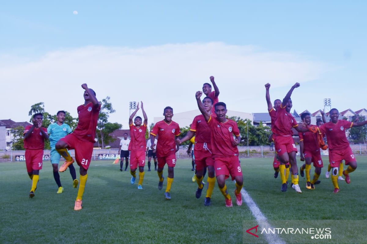 Hasil lelang baju legenda timnas digunakan untuk biayai tim NTT di PON