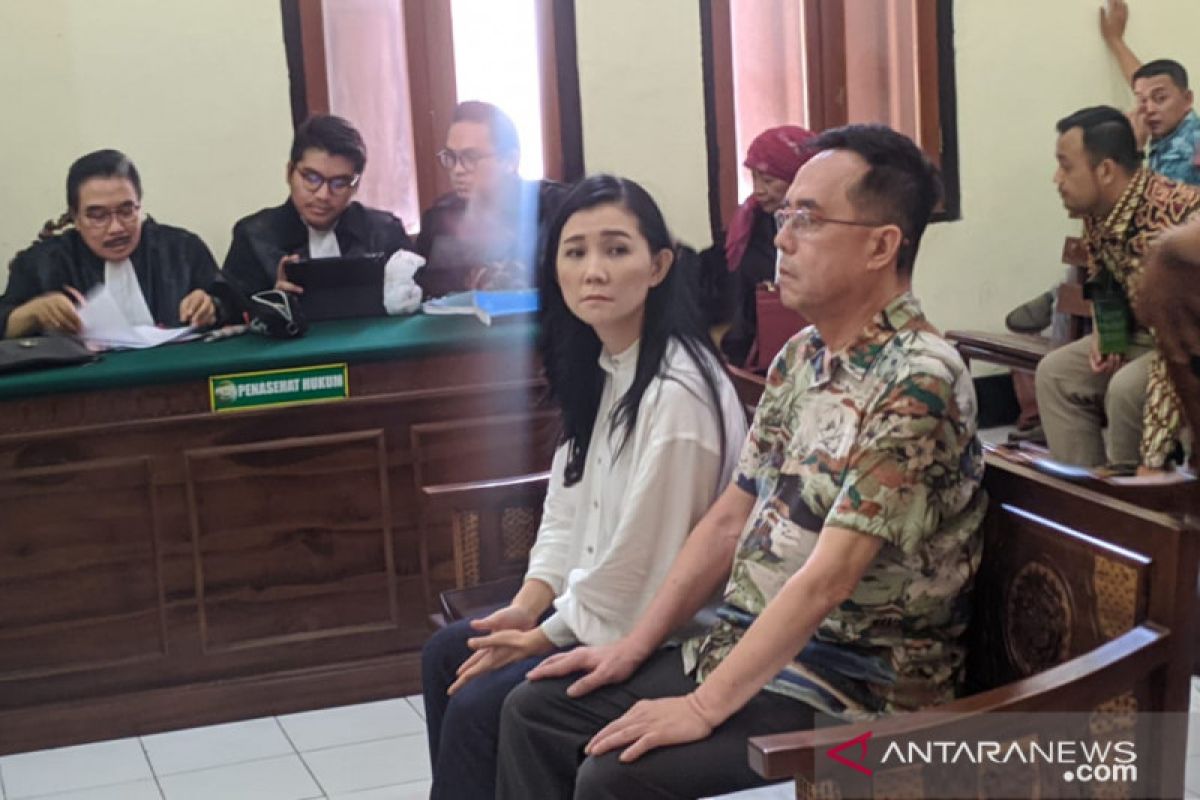 Iuneke akui belum resmi menikah dengan Henry Gunawan saat tanda tangani akta otentik