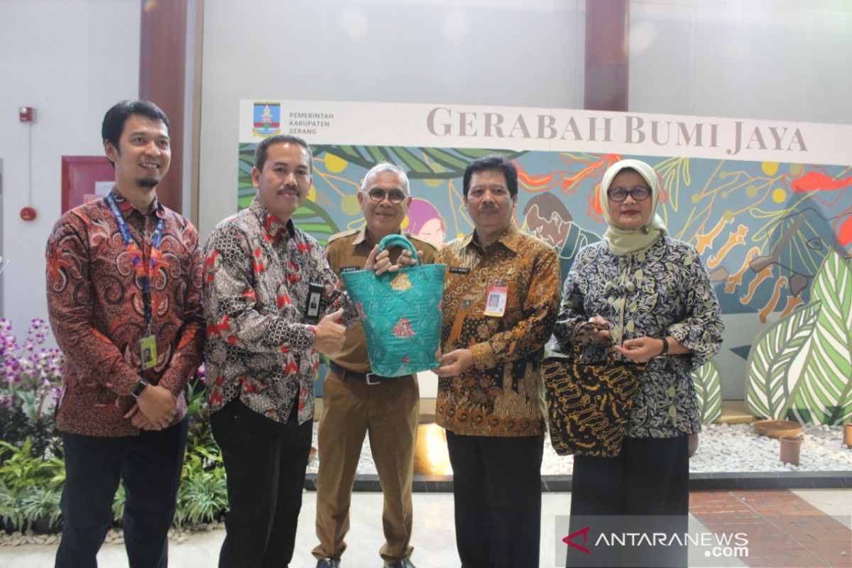 Pemkab Serang pamerkan gerabah Bumijaya di Bandara Soetta