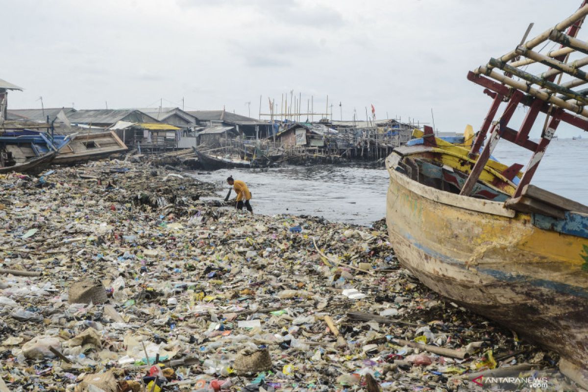 Jakarta Bay polluted by 8.32-tons land-derived waste daily: LIPI