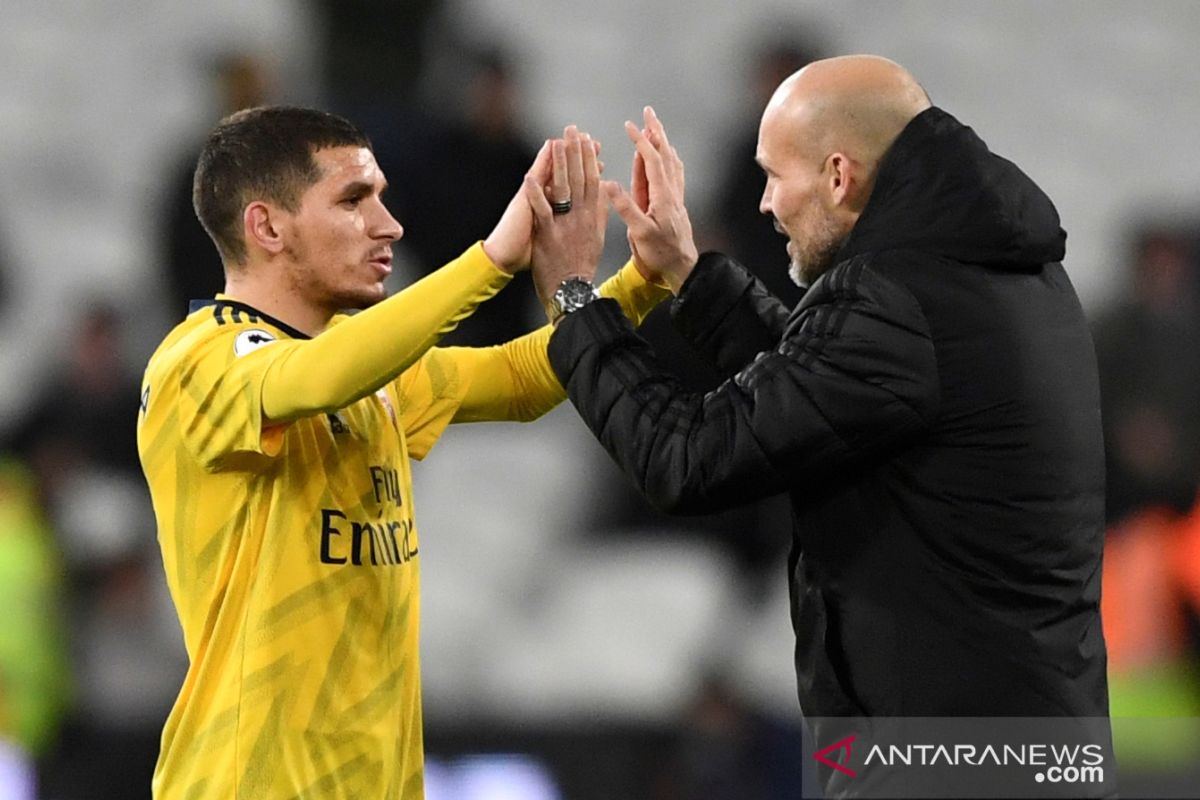 Fiorentina tengah berusaha permanenkan jasa Lucas Torreira dari Arsenal