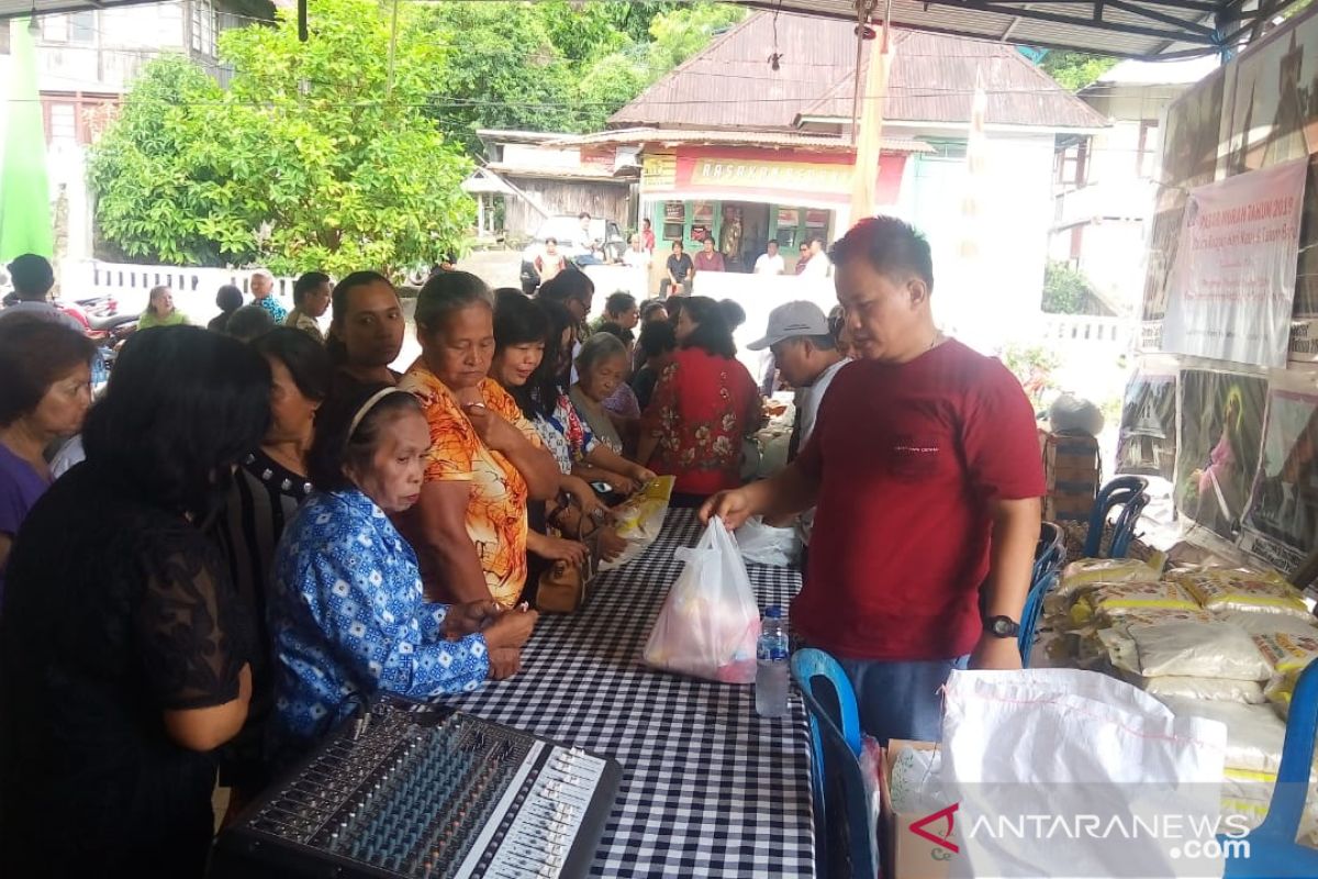 Warga Sulut Serbu Minyak Goreng Dalam Pasar Murah Natal