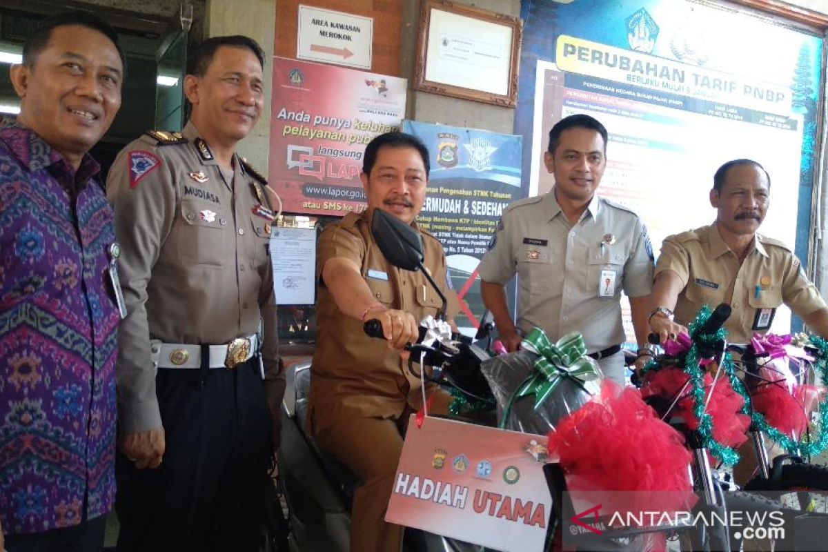 Bapenda Bali beri hadiah sepeda motor bagi warga taat pajak