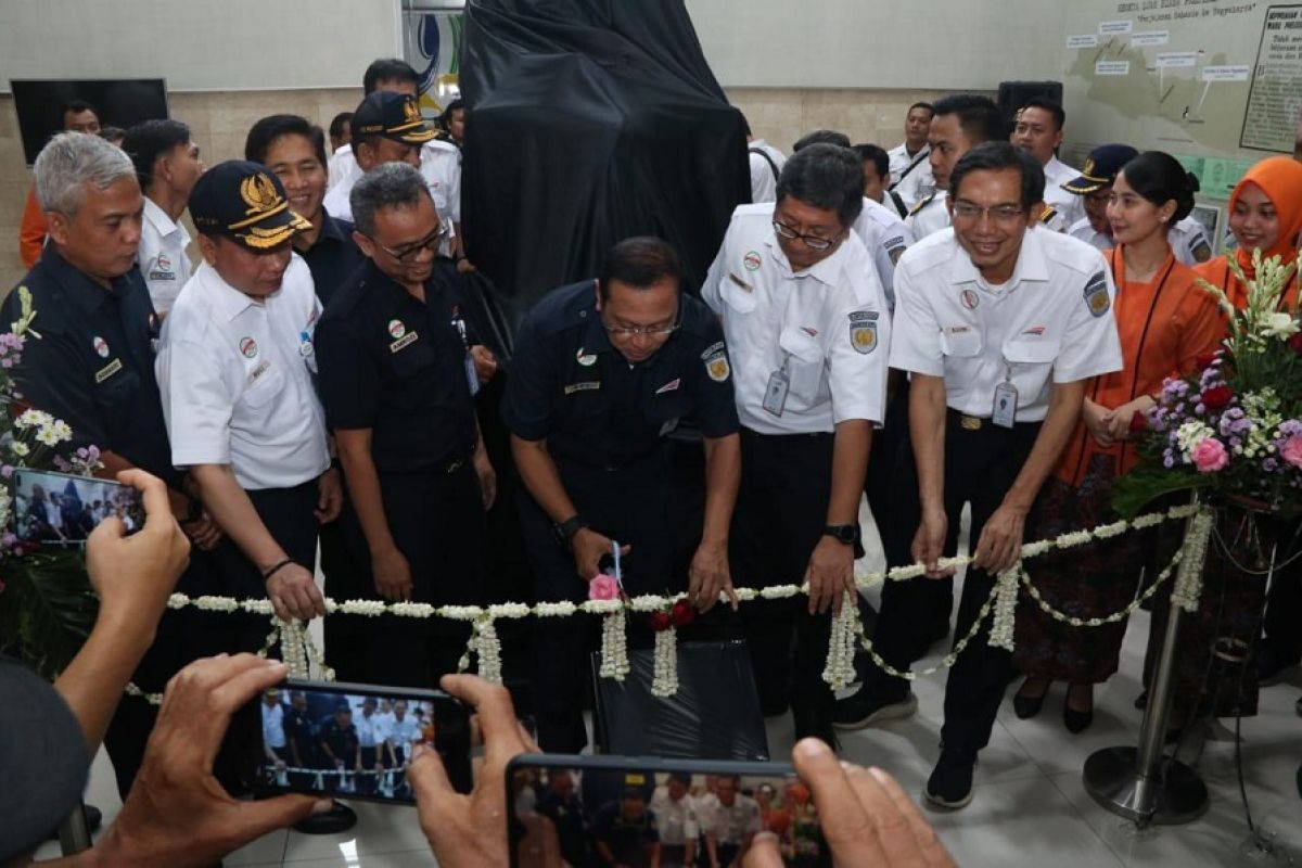 Dirut KAI resmikan patung Bung Karno di Stasiun Blitar