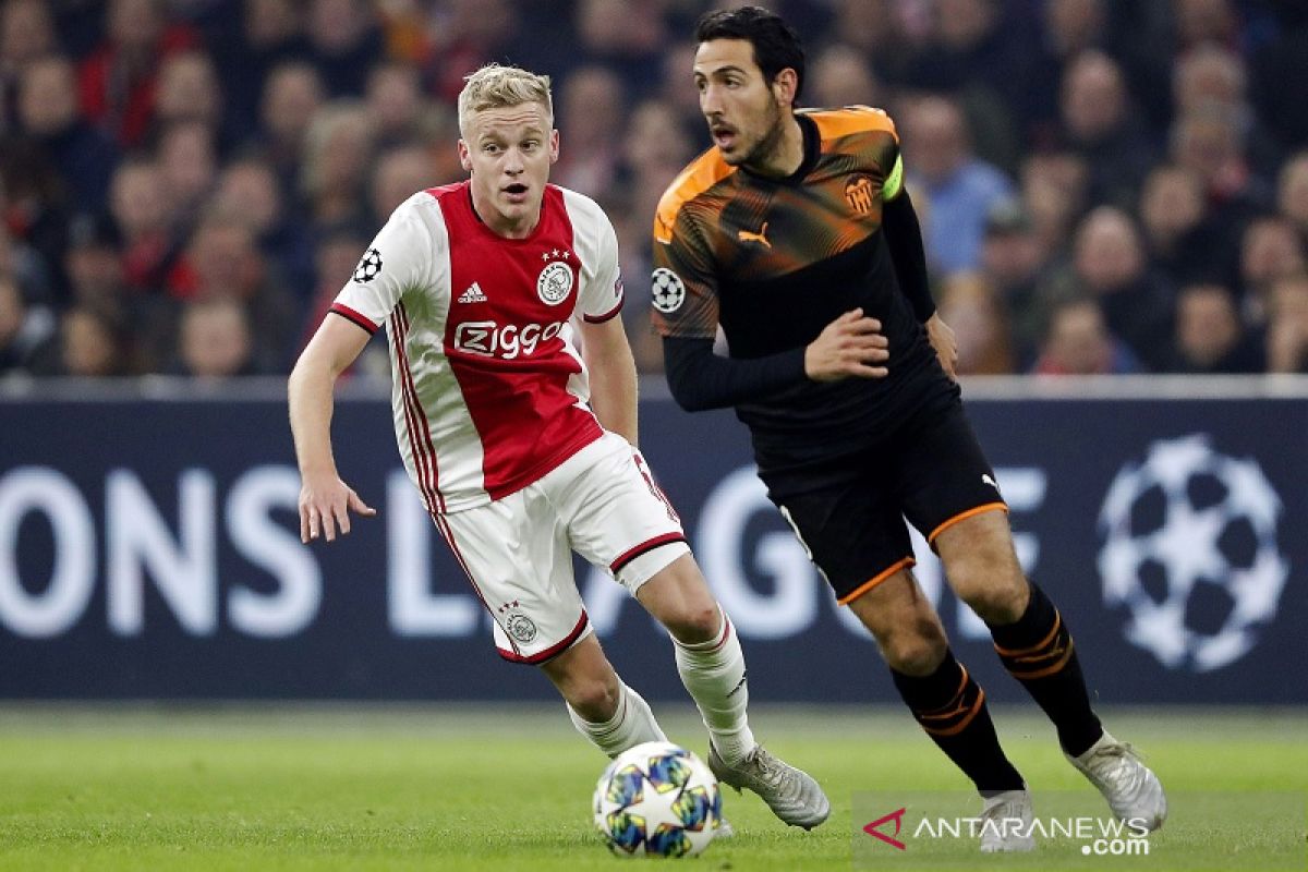 Manchester United resmi memboyong Van de Beek dari Ajax