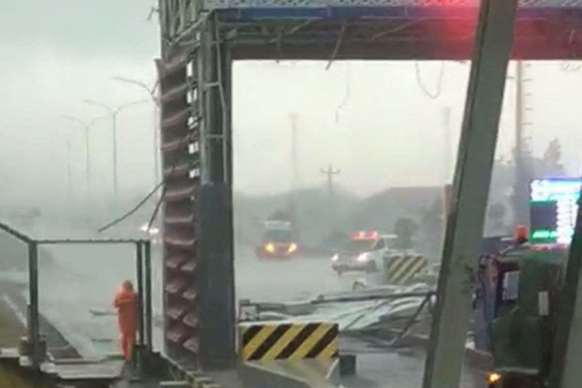 Gerbang tol Weleri rusak karena hujan disertai angin kencang
