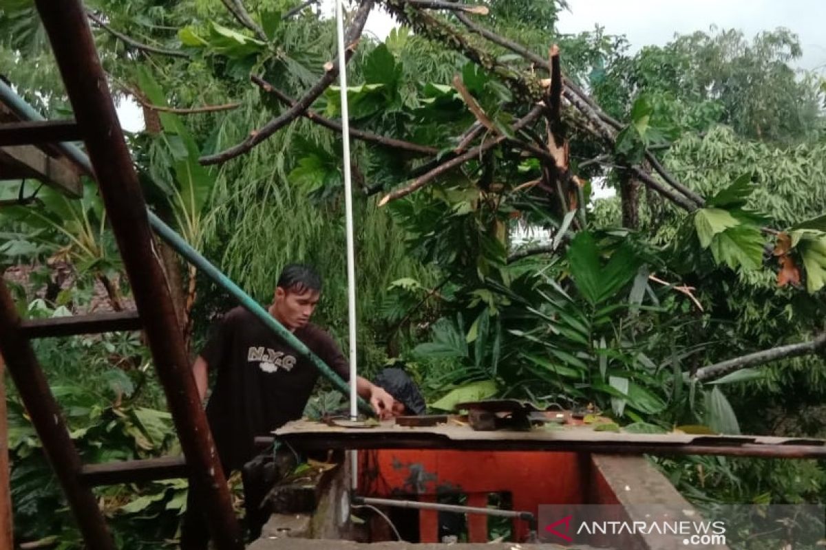 Puluhan rumah di Ciutara Sukabumi rusak diterjang angin puting beliung