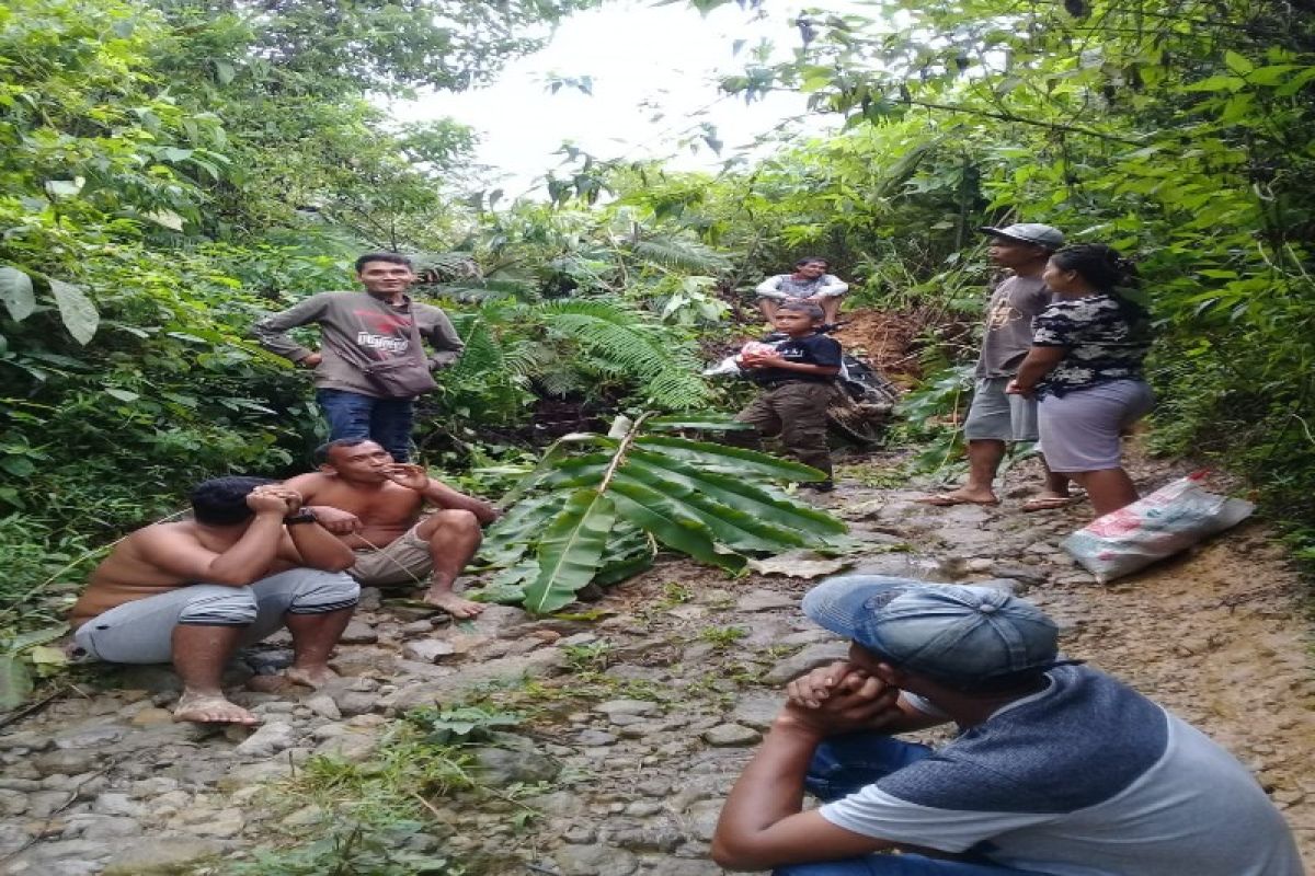 Bukit di Desa Adin Tengah Salapian Langkat longsor