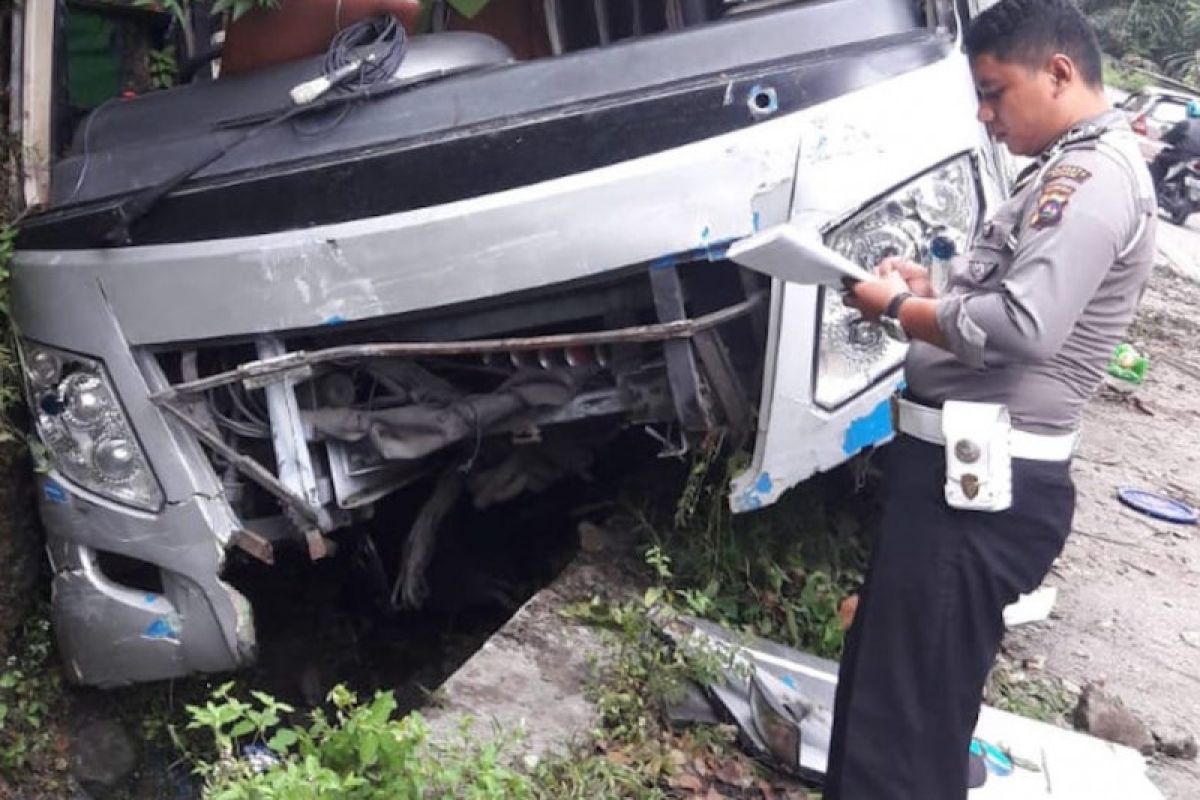 Akibat rem  blong  bus tabrak dua mobil dan hantam tebing  di Sitinjau Lauik