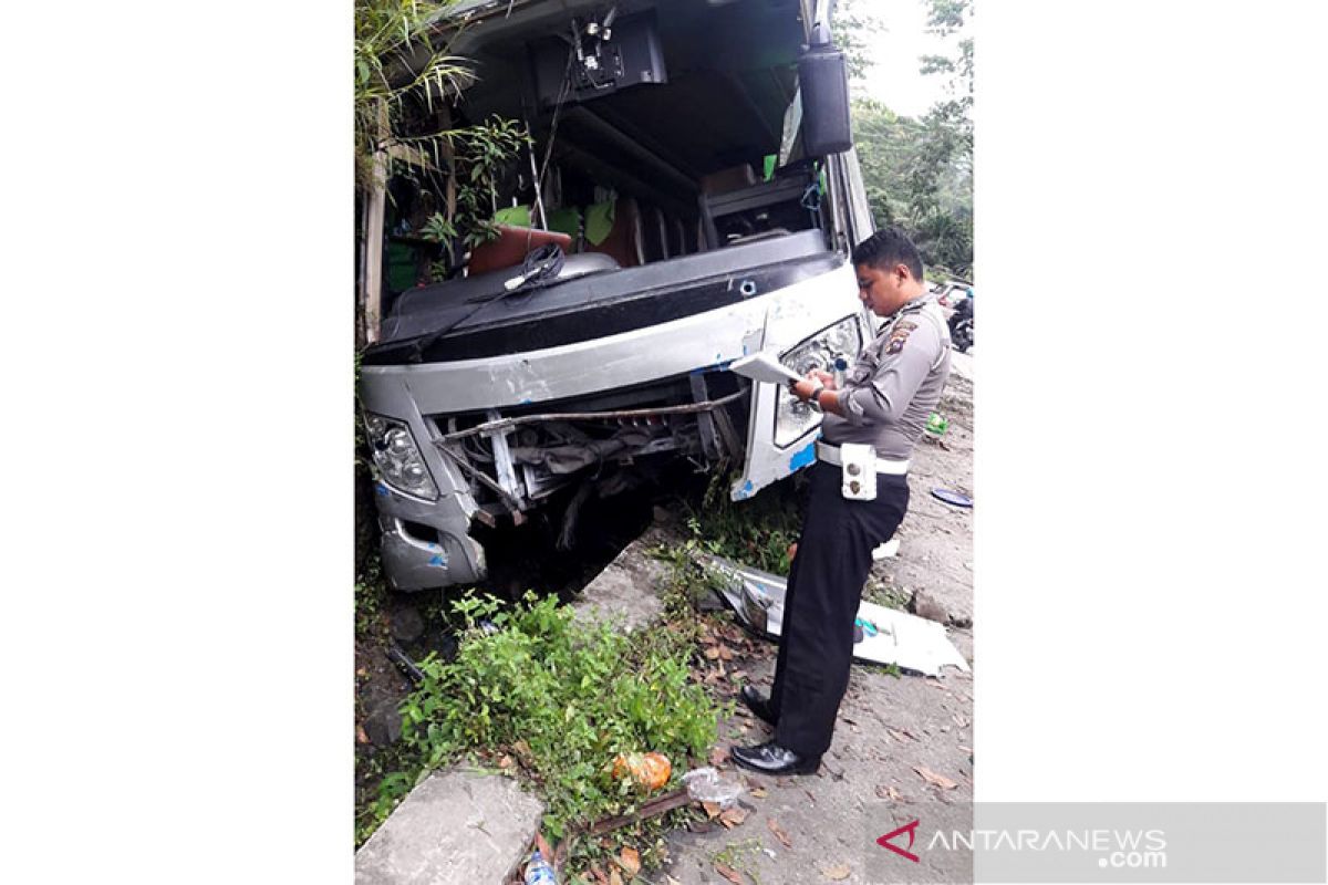 Polisi: Delapan orang luka dalam kecelakaan bus di Sitinjau Lauik