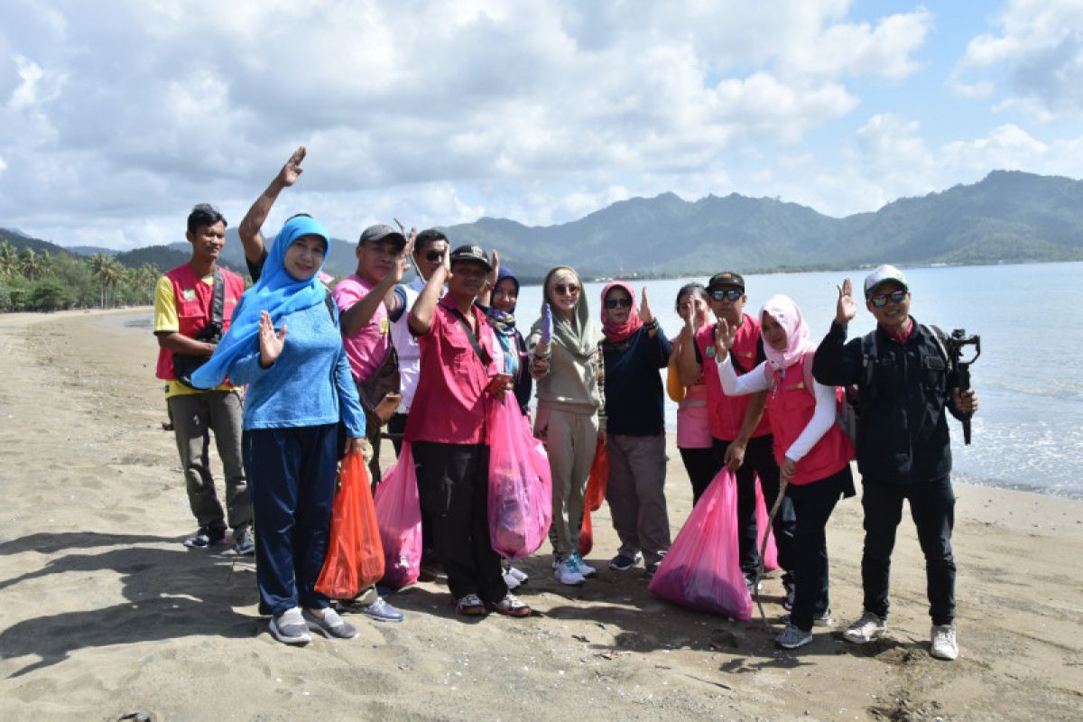 Peringati HKN, penggiat perempuan Trenggalek gelar aksi bersih pantai