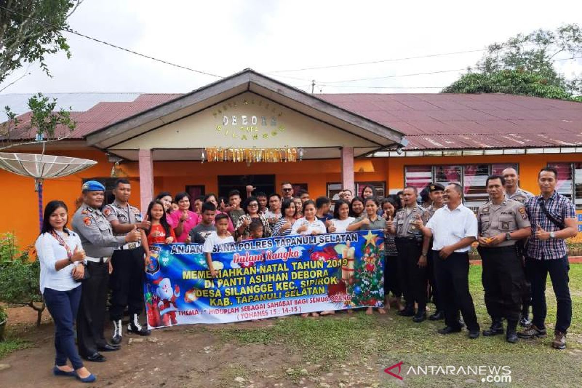 Jelang Natal dan Tahun Baru, Polres Tapsel kunjungi panti asuhan Debora Sipirok