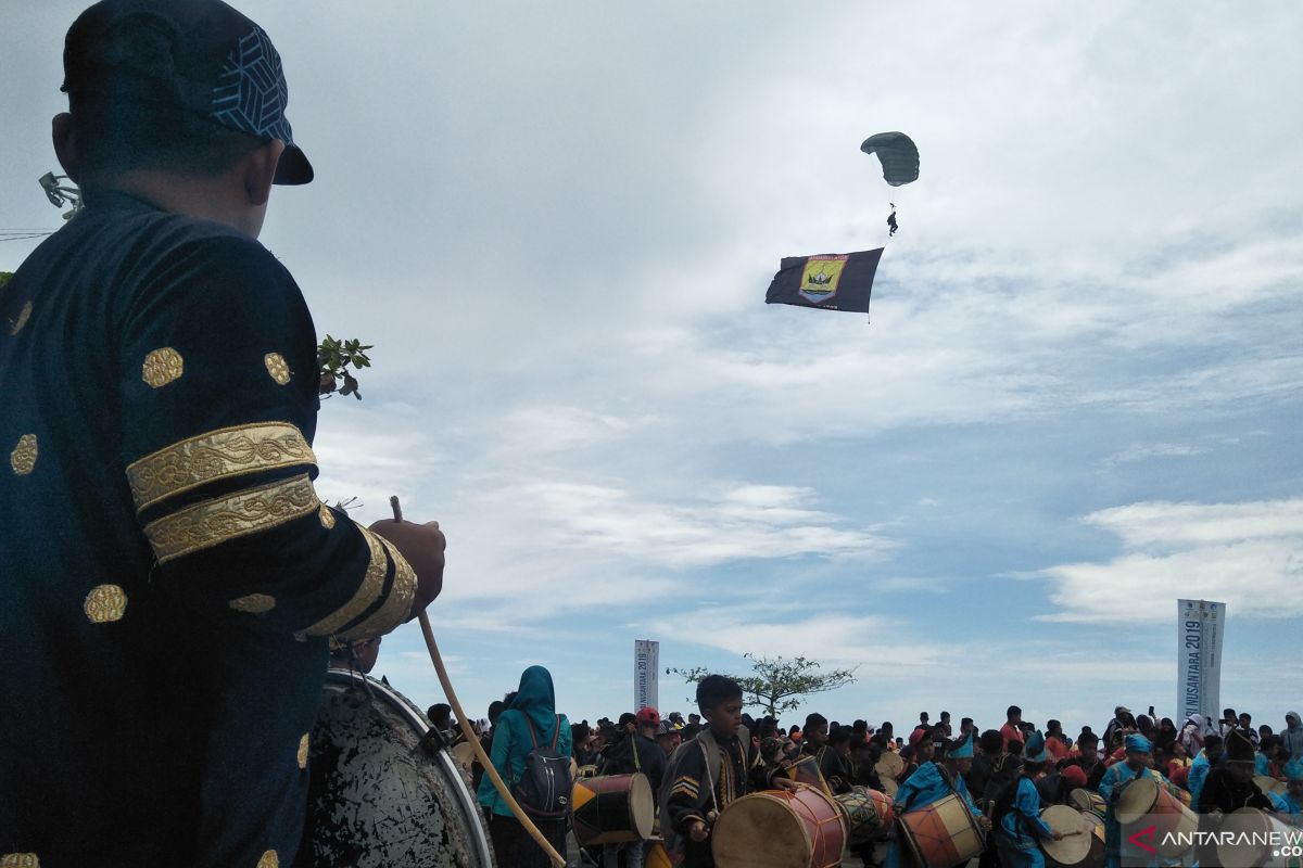 Lantamal II kerahkan puluhan penerjun payung meriahkan Hari Nusantara di Pariaman