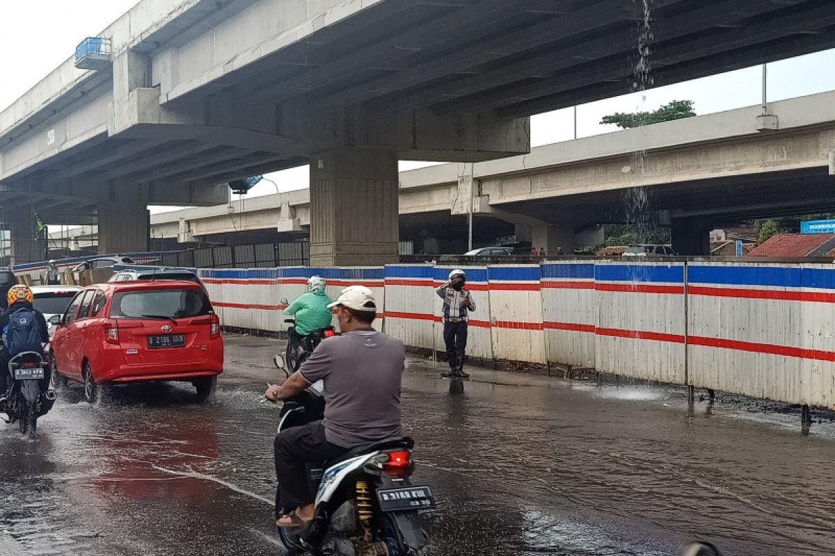 Pengendara keluhkan bocornya pipa saluran Tol Becakayu