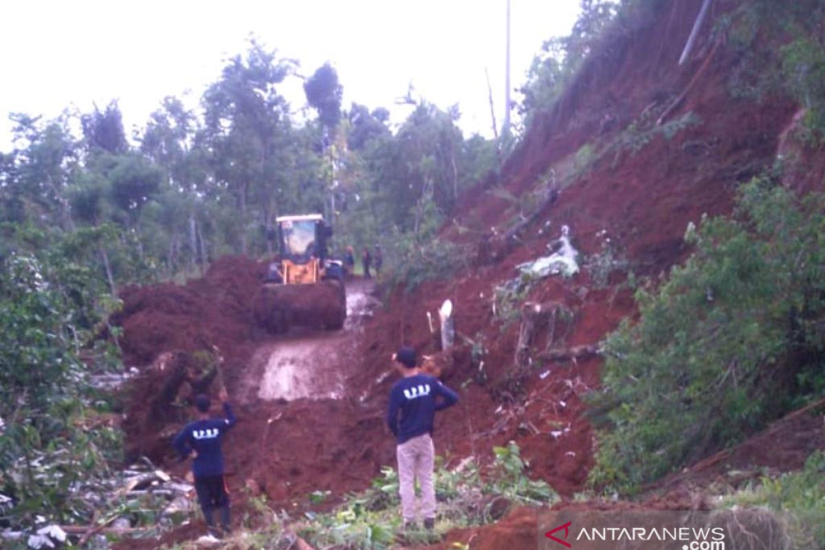 Alat berat dikerahkan bersihkan material longsor di Rejang Lebong