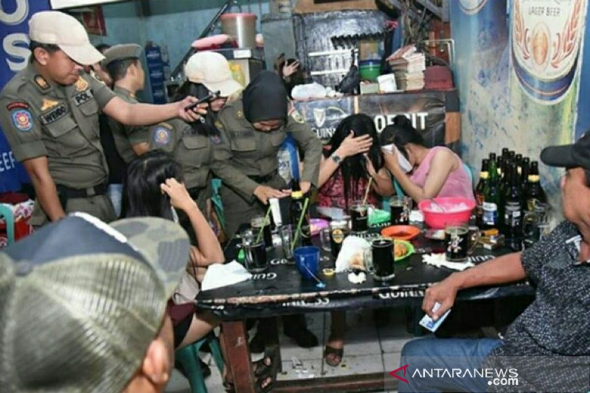 Satpol PP Pemprov Sumsel amankan lima WNA asal Thailand