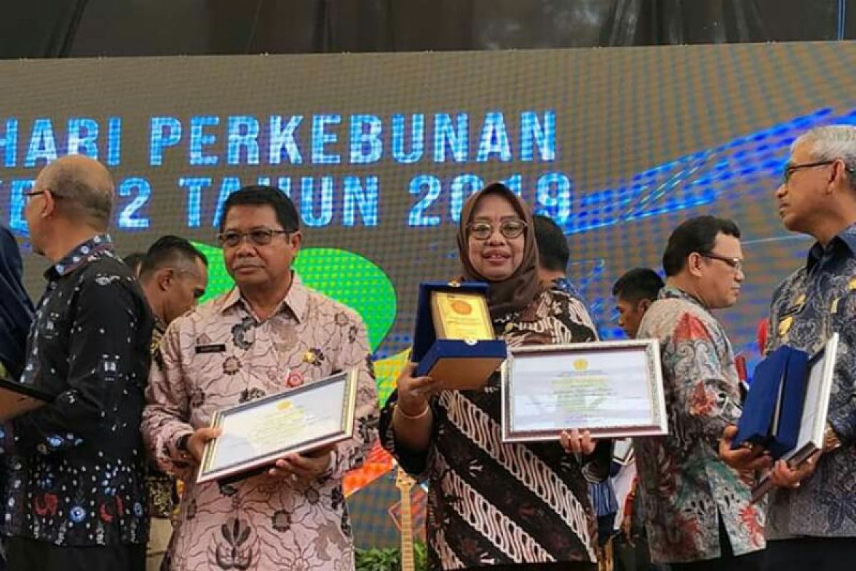 Wagub Sulbar raih penghargaan perkebunan dari Kementan